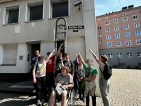 Schülergruppe zeigt auf ein Schild mit der Aufschrift Paul Klee Platz