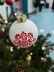 Weihnachtskugel in rot-weiß