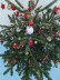 Geschmückter Tannenbaum mit Kugeln