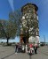 Die Schülergruppe steht am Burgplatz vor einem Turm