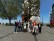 Die Schülergruppe steht am Burgplatz vor einem Turm