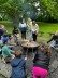 Kinder, die Stockbrot backen, um eine Feuerschale