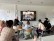 Schüler:innen sitzen vor einer digitalen Tafel, auf der ein Bilderbuchkino gezeigt wird