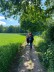 Kinder von hinten auf einem Wanderweg