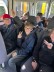 Vier Jungen und zwei Mädchen sitzend im Schulbus

