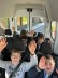 Vier Jungen sitzend im Schulbus