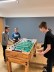 Vier Jungen kickern