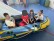 Kinder sitzen in Gummiboot und spielen