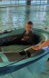 Junge in einem Gummiboot in einem Pool