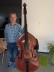 Ein Mann mit einem Kontrabass