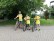 3 Schüler in gelben T-Shirts mit ihren Fahrrädern