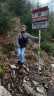 Ein Schüler steht an einem Schild mit der Aufschrift Grenzübergang Österreich