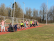 Kinder beim Schlagballwurf-Training draußen
