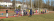 Kinder und Erwachsene auf einem Sportplatz
