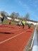 Kinder laufend auf einer Tartanbahn