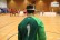 Hockeyspieler mit grünen Trikot, Zahl eins, Sporthalle