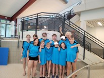 Eine Gruppe von Kindern steht im Schwimmbad