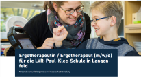 Bild der Stellenazeige für die Ergotherapie. Eine Ergotherapeutin arbeitet mit einem Jungen mit Talker