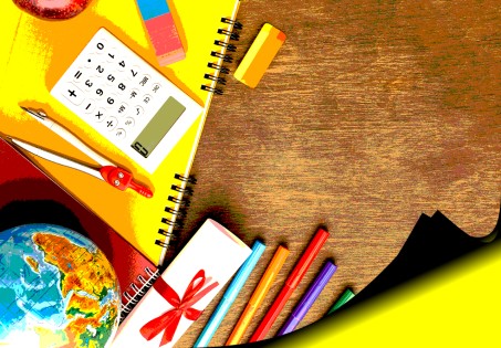 Grafik mit verschiedenen Schulsachen auf einem Schreibtisch