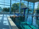 Schüler:innen in einem Schwimmbecken