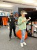 zwei Jungen probieren VR-Brillen aus