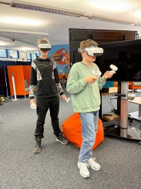 zwei Jungen probieren VR-Brillen aus