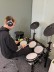 Ein Junge spielt auf einem E-Drum Set