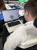Ein Junge arbeitet an einem Programm für einen 3D-Drucker