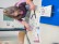 Mädchen sitzt an einem Tisch und programmiert einen Ozobot mit der Hilfe von Farbcodes